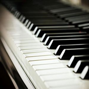 动漫男人玩弄美女的奶头
