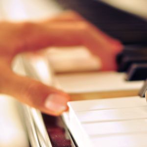 动漫男人玩弄美女的奶头
