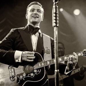 动漫男人玩弄美女的奶头
