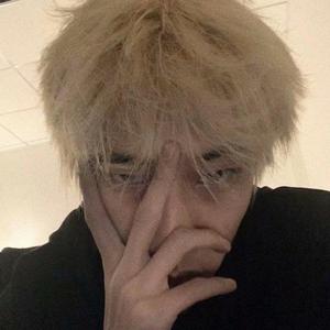 动漫男人玩弄美女的奶头
