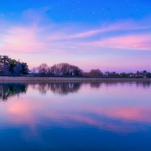 动漫男人玩弄美女的奶头
