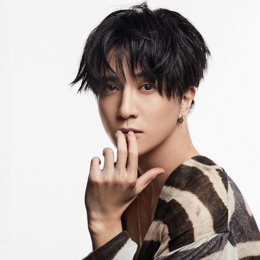 动漫男人玩弄美女的奶头
